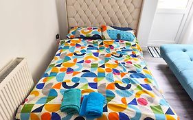 Spacious Double Bedroom With Private Toilet And Shared Kitchen With On Premesis Parking