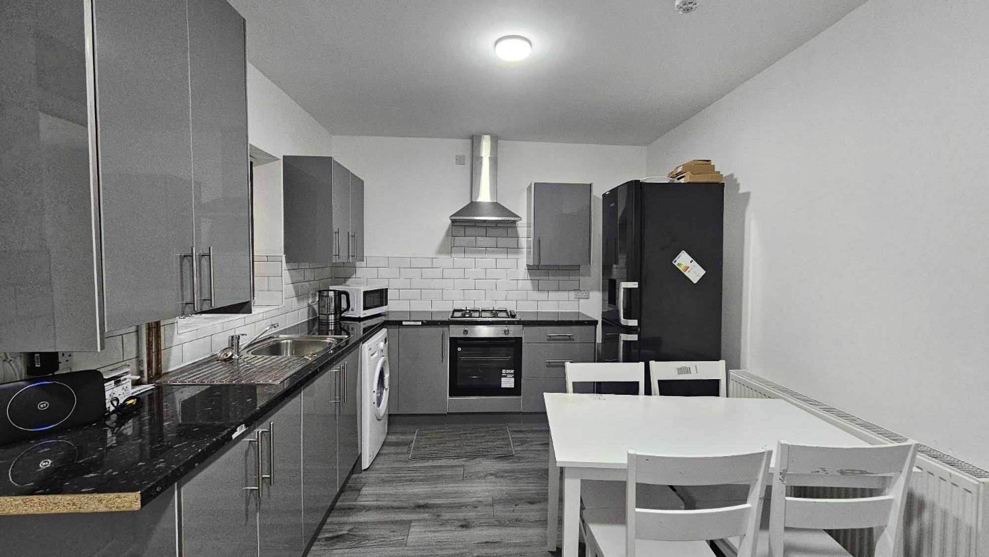 Spacious Double Bedroom With Private Toilet And Shared Kitchen With On Premesis Parking Oldbury  Exterior photo