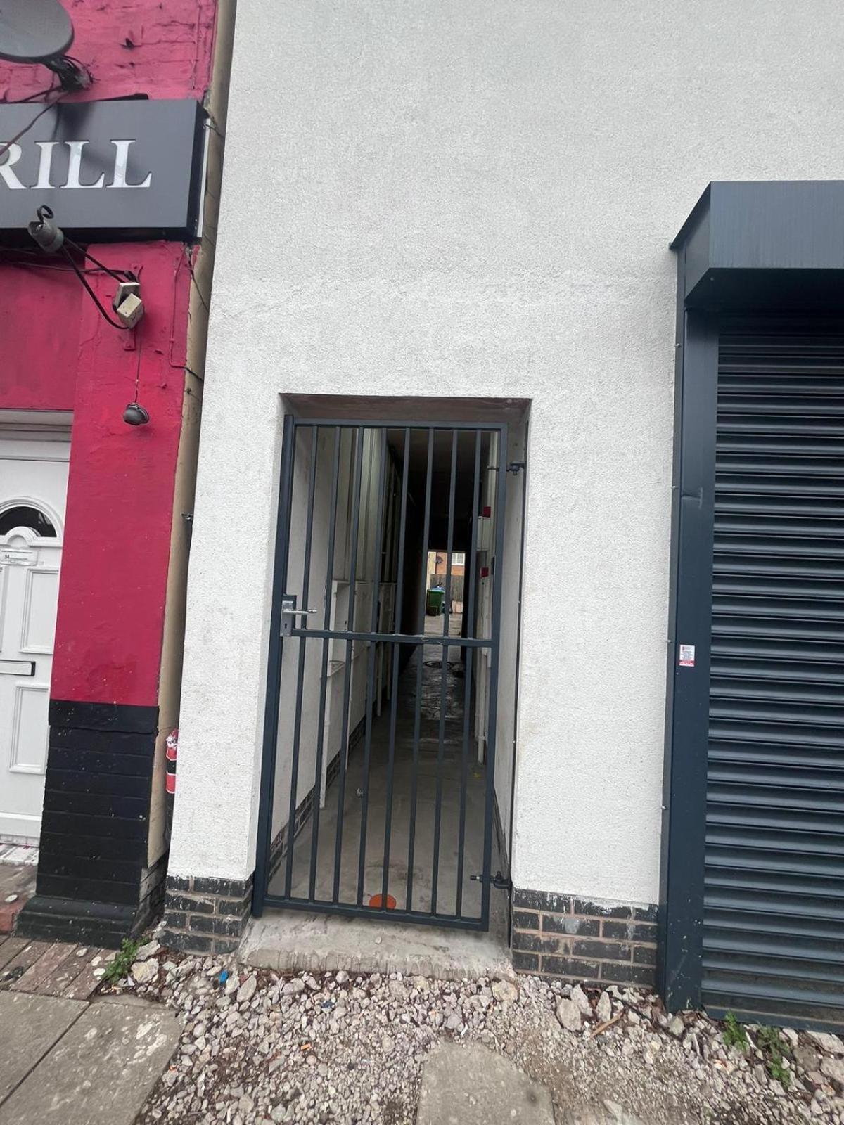 Spacious Double Bedroom With Private Toilet And Shared Kitchen With On Premesis Parking Oldbury  Exterior photo