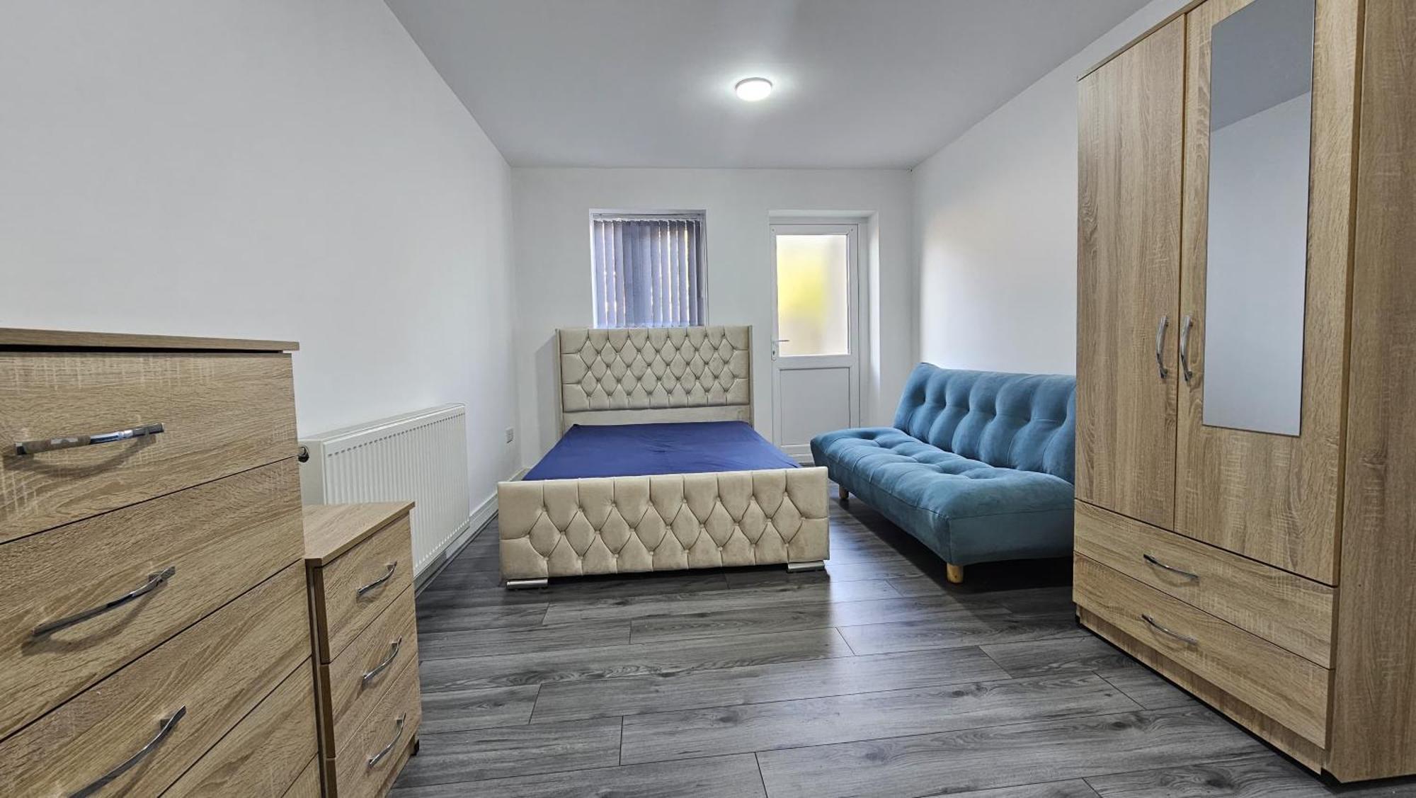 Spacious Double Bedroom With Private Toilet And Shared Kitchen With On Premesis Parking Oldbury  Exterior photo