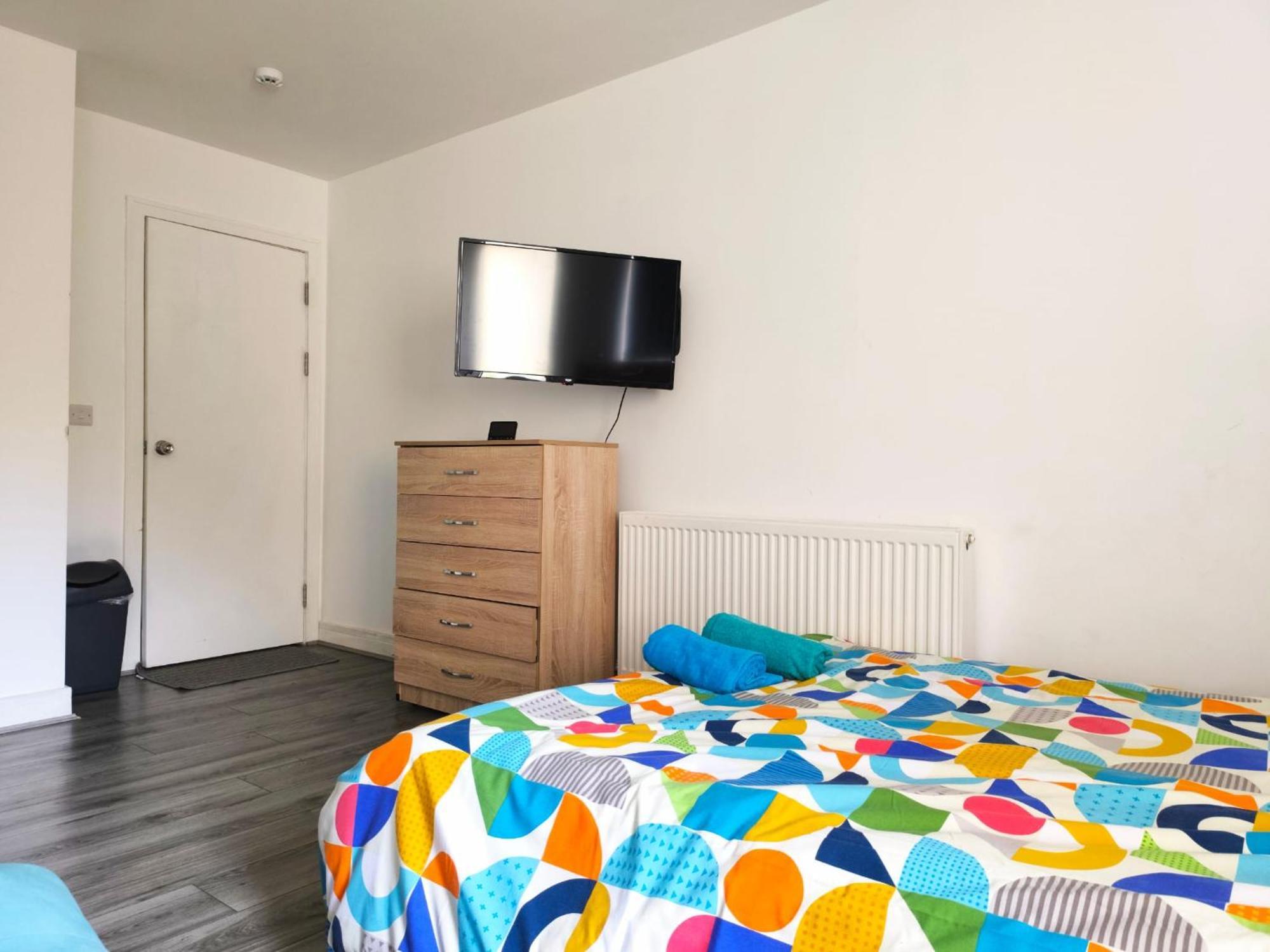 Spacious Double Bedroom With Private Toilet And Shared Kitchen With On Premesis Parking Oldbury  Exterior photo