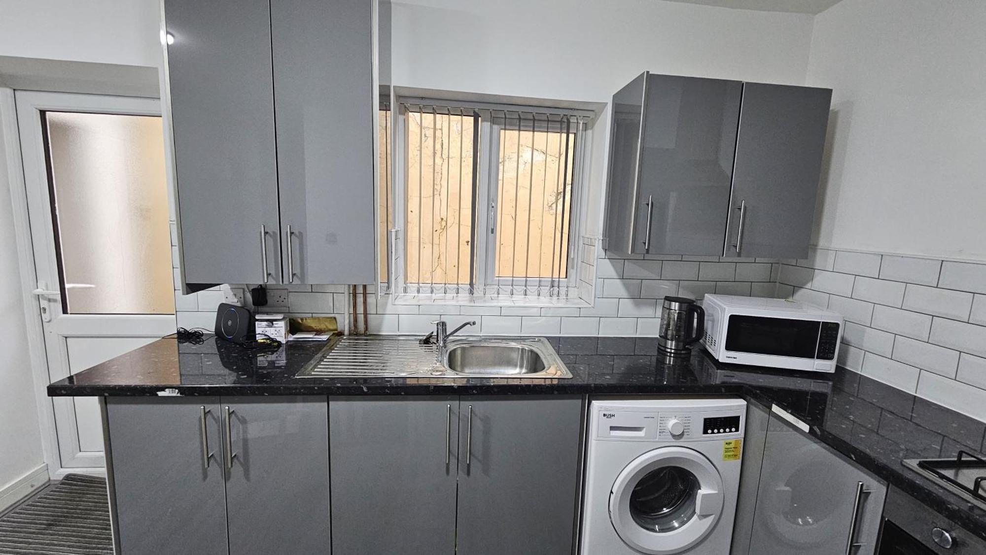 Spacious Double Bedroom With Private Toilet And Shared Kitchen With On Premesis Parking Oldbury  Exterior photo